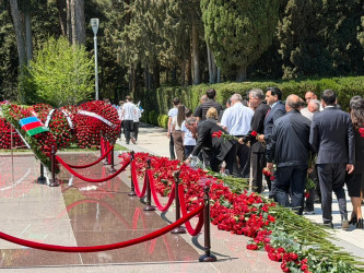 Xətai rayon İcra Hakimiyyətinin nümayəndələri Fəxri Xiyabanda Ulu Öndərin məzarını ziyarət ediblər
