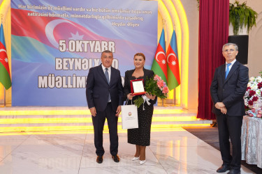 Xətai rayonunda Beynəlxalq Müəllimlər Günü münasibətilə “Zirvəyə Aparan İşıq” adlı tədbir keçirilib.