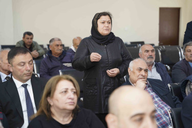 Rayon İcra Hakimiyyətinin başçısı 95 saylı tam orta məktəbdə vətəndaşlarla görüşüb