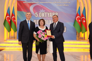 Xətai rayonunda Beynəlxalq Müəllimlər Günü münasibətilə “Zirvəyə Aparan İşıq” adlı tədbir keçirilib.
