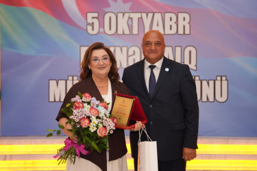 Xətai rayonunda Beynəlxalq Müəllimlər Günü münasibətilə “Zirvəyə Aparan İşıq” adlı tədbir keçirilib.