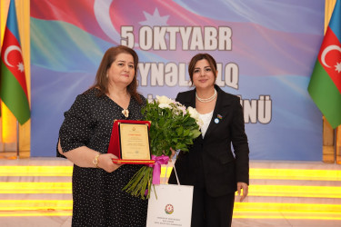 Xətai rayonunda Beynəlxalq Müəllimlər Günü münasibətilə “Zirvəyə Aparan İşıq” adlı tədbir keçirilib.