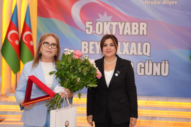 Xətai rayonunda Beynəlxalq Müəllimlər Günü münasibətilə “Zirvəyə Aparan İşıq” adlı tədbir keçirilib.