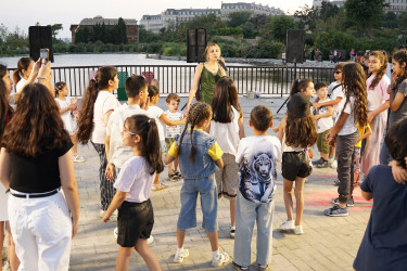 Xətai rayonunda Nizami Gəncəvi adına parkda sakinlər üçün növbəti konsert proqramı təşkil olunub
