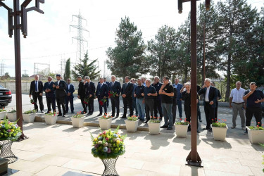 Xətai rayon ictimaiyyəti 27 Sentyabr – Anım Günü ilə əlaqədar şəhid məzarlarını ziyarət edib