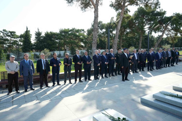 Xətai rayon ictimaiyyəti 27 Sentyabr – Anım Günü ilə əlaqədar şəhid məzarlarını ziyarət edib