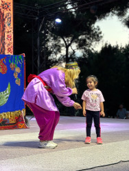 Xətai rayonunda balacalar üçün “Küpəgirən qarı və Canavar” kukla tamaşası nümayiş olunub