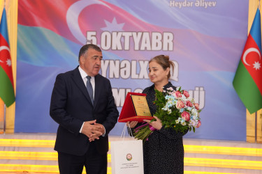 Xətai rayonunda Beynəlxalq Müəllimlər Günü münasibətilə “Zirvəyə Aparan İşıq” adlı tədbir keçirilib.