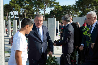 Xətai rayon ictimaiyyəti 27 Sentyabr – Anım Günü ilə əlaqədar şəhid məzarlarını ziyarət edib