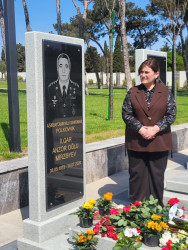 Xətai rayon İcra Hakimiyyətinin nümayəndələri Milli Qəhrəman İlqar Mirzəyevin məzarını ziyarət ediblər