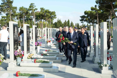 Xətai rayon ictimaiyyəti 27 Sentyabr – Anım Günü ilə əlaqədar şəhid məzarlarını ziyarət edib