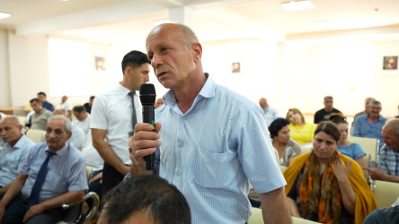 Rayon İcra Hakimiyyətinin başçısı 263 saylı tam orta məktəbdə vətəndaşlarla görüşüb