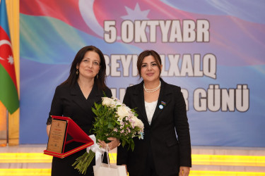 Xətai rayonunda Beynəlxalq Müəllimlər Günü münasibətilə “Zirvəyə Aparan İşıq” adlı tədbir keçirilib.