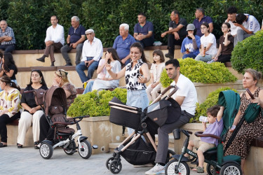 Xətai rayonunda Nizami Gəncəvi adına parkda sakinlər üçün növbəti konsert proqramı təşkil olunub