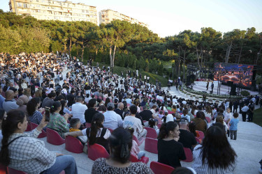 Xətai rayonunda ali məktəblərə qəbul imtahanlarında yüksək bal toplamış məzunlarla görüş və  konsert proqramı təşkil olunub+VİDEO