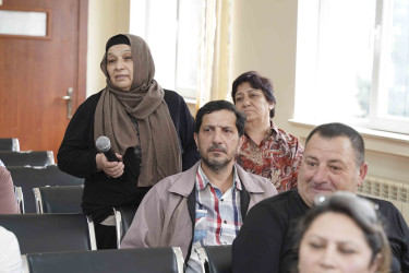 Rayon İcra Hakimiyyətinin başçısı 221 saylı tam orta məktəbdə vətəndaşlarla görüşüb