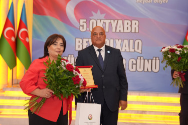 Xətai rayonunda Beynəlxalq Müəllimlər Günü münasibətilə “Zirvəyə Aparan İşıq” adlı tədbir keçirilib.
