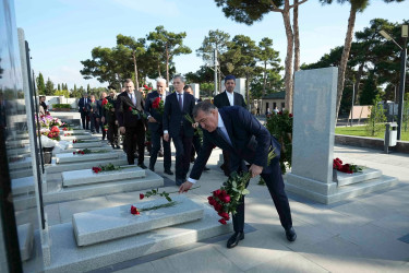 Xətai rayon ictimaiyyəti 27 Sentyabr – Anım Günü ilə əlaqədar şəhid məzarlarını ziyarət edib