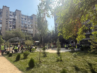 Xətai rayonunda növbəti həyət abadlaşdırılır.