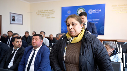 Rayon İcra Hakimiyyətinin başçısı 56 saylı tam orta məktəbdə vətəndaşlarla görüşüb