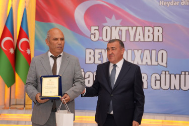 Xətai rayonunda Beynəlxalq Müəllimlər Günü münasibətilə “Zirvəyə Aparan İşıq” adlı tədbir keçirilib.