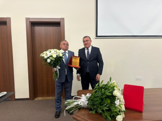 "Dövlət Qulluqçularının Peşə Bayramı Günü" münasibətilə Xətai rayon İcra Hakimiyyətində tədbir küçirilib.