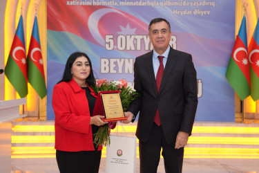 Xətai rayonunda Beynəlxalq Müəllimlər Günü münasibətilə “Zirvəyə Aparan İşıq” adlı tədbir keçirilib.
