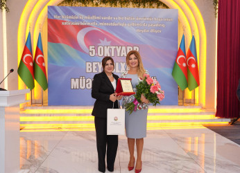 Xətai rayonunda Beynəlxalq Müəllimlər Günü münasibətilə “Zirvəyə Aparan İşıq” adlı tədbir keçirilib.