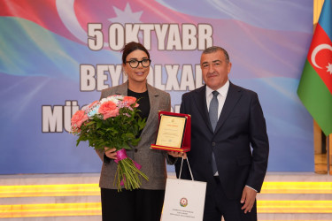 Xətai rayonunda Beynəlxalq Müəllimlər Günü münasibətilə “Zirvəyə Aparan İşıq” adlı tədbir keçirilib.