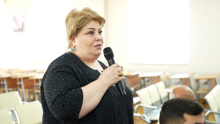 Rayon İcra Hakimiyyətinin başçısı 263 saylı tam orta məktəbdə vətəndaşlarla görüşüb