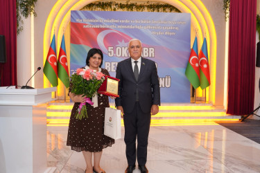 Xətai rayonunda Beynəlxalq Müəllimlər Günü münasibətilə “Zirvəyə Aparan İşıq” adlı tədbir keçirilib.