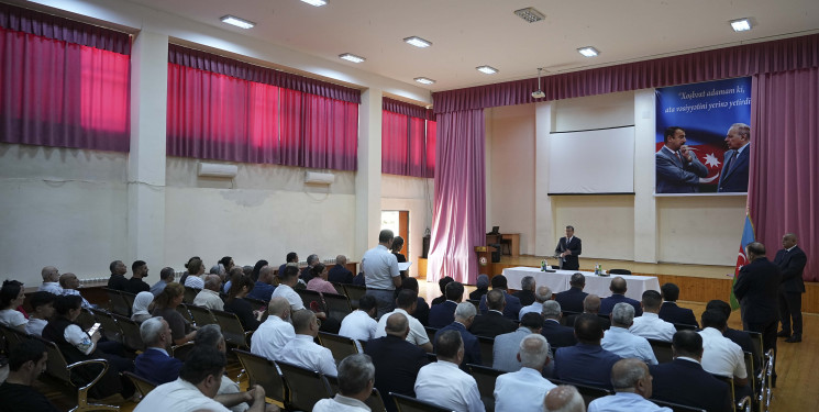 Rayon İcra Hakimiyyətinin başçısı 86 saylı tam orta məktəbdə vətəndaşlarla görüşü təşkil olunub