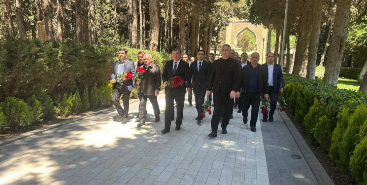 Xətai rayon İcra Hakimiyyətinin nümayəndələri Fəxri Xiyabanda Ulu Öndərin məzarını ziyarət ediblər