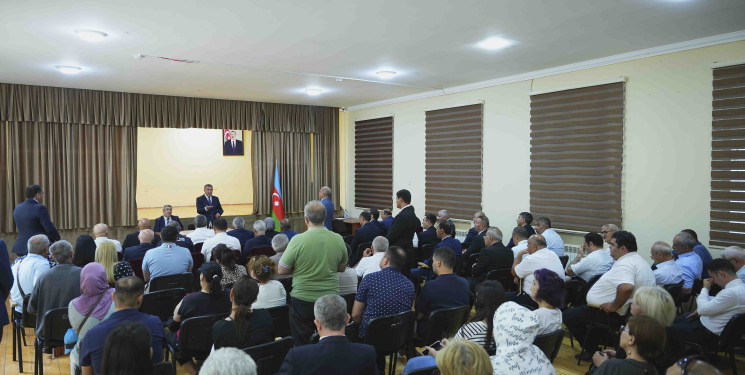 Rayon İcra Hakimiyyətinin başçısı 27 saylı tam orta məktəbdə vətəndaşlarla görüşü təşkil olunub