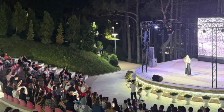 Xətai rayonunda “Səhnəmizin Şəfəq Çağı” adlı teatr-konsert proqramı keçirilib