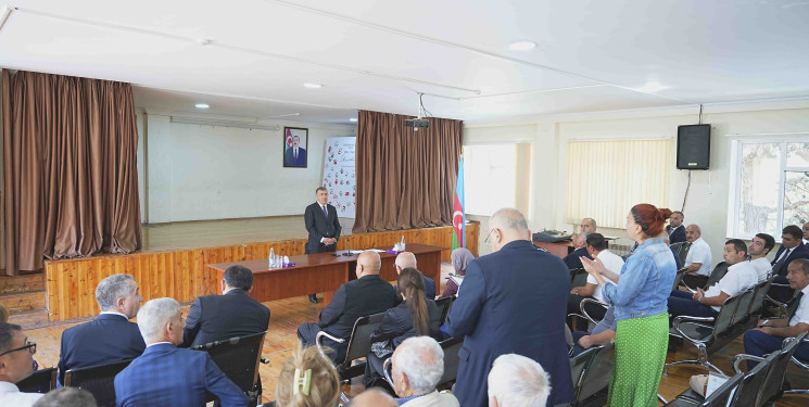 Rayon İcra Hakimiyyətinin başçısı 17 saylı tam orta məktəbdə vətəndaşlarla görüşü təşkil olunub