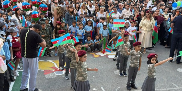 Yeni tədris ilinin başlanması münasibətilə Xətai rayonunun təhsil müəssisələrində təntənəli tədbirlər keçirilib