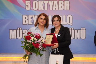 Xətai rayonunda Beynəlxalq Müəllimlər Günü münasibətilə “Zirvəyə Aparan İşıq” adlı tədbir keçirilib.