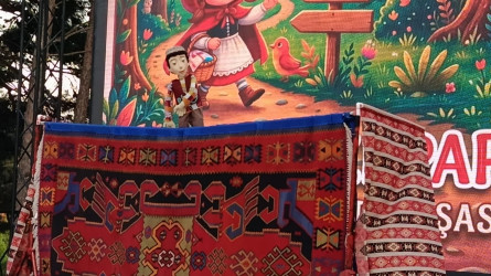 Xətai rayonunda uşaqlar üçün “Qırmızıpapaq və Canavar” kukla tamaşası təqdim edilib