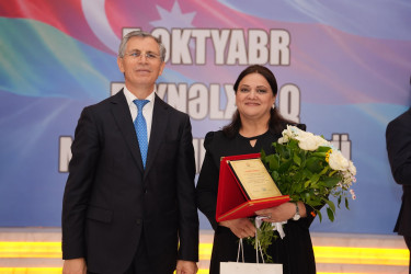 Xətai rayonunda Beynəlxalq Müəllimlər Günü münasibətilə “Zirvəyə Aparan İşıq” adlı tədbir keçirilib.