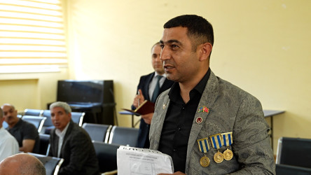 Rayon İcra Hakimiyyətinin başçısı 249 saylı tam orta məktəbdə vətəndaşlarla görüşüb