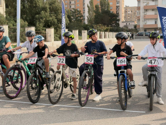 Xətai rayonunun məktəbliləri arasında velosiped yarışı keçirilib