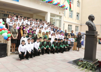 Xətai rayonunun orta ümumtəhsil məktəblərində Ümummilli lider Heydər Əliyevin anadan olmasının 103-cü ildönümü münasibətilə silsilə tədbirlər keçirilib.