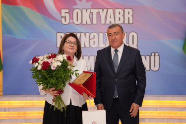 Xətai rayonunda Beynəlxalq Müəllimlər Günü münasibətilə “Zirvəyə Aparan İşıq” adlı tədbir keçirilib.