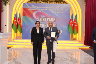 Xətai rayonunda Beynəlxalq Müəllimlər Günü münasibətilə “Zirvəyə Aparan İşıq” adlı tədbir keçirilib.