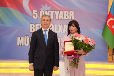 Xətai rayonunda Beynəlxalq Müəllimlər Günü münasibətilə “Zirvəyə Aparan İşıq” adlı tədbir keçirilib.