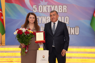 Xətai rayonunda Beynəlxalq Müəllimlər Günü münasibətilə “Zirvəyə Aparan İşıq” adlı tədbir keçirilib.