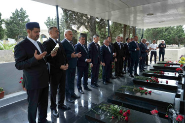 Xətai rayon ictimaiyyəti 27 Sentyabr – Anım Günü ilə əlaqədar şəhid məzarlarını ziyarət edib