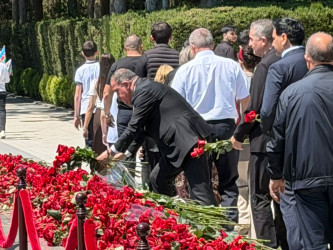 Xətai rayon İcra Hakimiyyətinin nümayəndələri Fəxri Xiyabanda Ulu Öndərin məzarını ziyarət ediblər