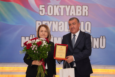 Xətai rayonunda Beynəlxalq Müəllimlər Günü münasibətilə “Zirvəyə Aparan İşıq” adlı tədbir keçirilib.